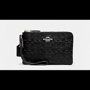 WRISTLET IN SIGNATURE DEBOSSED PATENT LEATHER